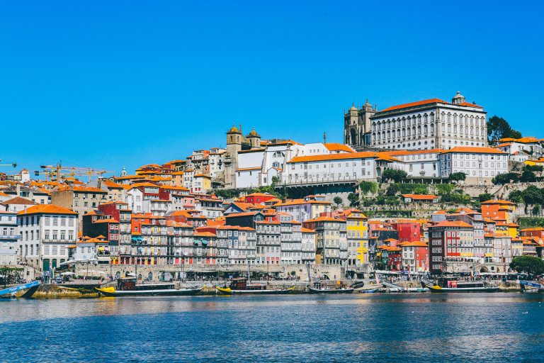 Façades colorées et bateaux sur le Douro à Porto, destination de voyage au Portugal.