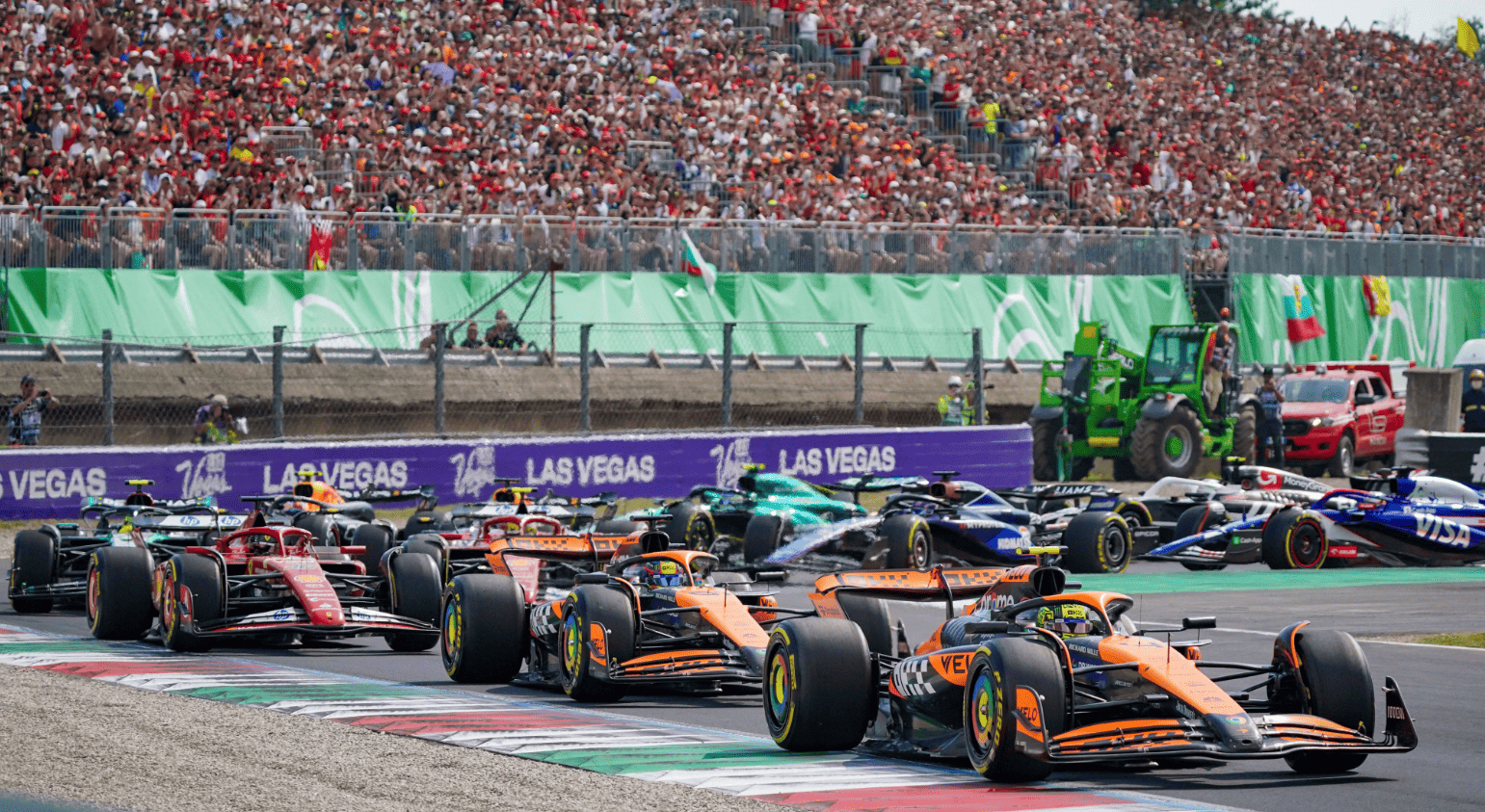 Grand Prix de Formule 1 - Ecuries McLaren Formula 1 Team avec Lando Norris et Oscar Piastri - Charles Leclerc et Lewis Hamilton chez Scuderia Ferrari - Mercedes AMG PETRONAS Formula One Team - Max Verstappen et Yuki Tsunoda chez Oracle Red Bull Racing - Aston Martin Aramco Formula One Team - MoneyGram Haas F1 Team - Racing Bulls Formula One Team - Atlassian Williams Racing