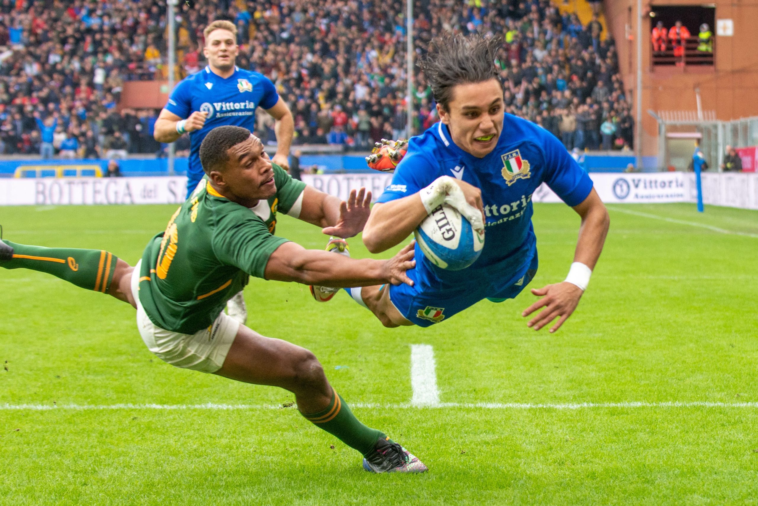 Test match rugby entre l'Italie et l'Afrique du Sud - Essai d'Ange Capuozzo face à Damian Willemse - Stade Luigi Ferraris de Gênes