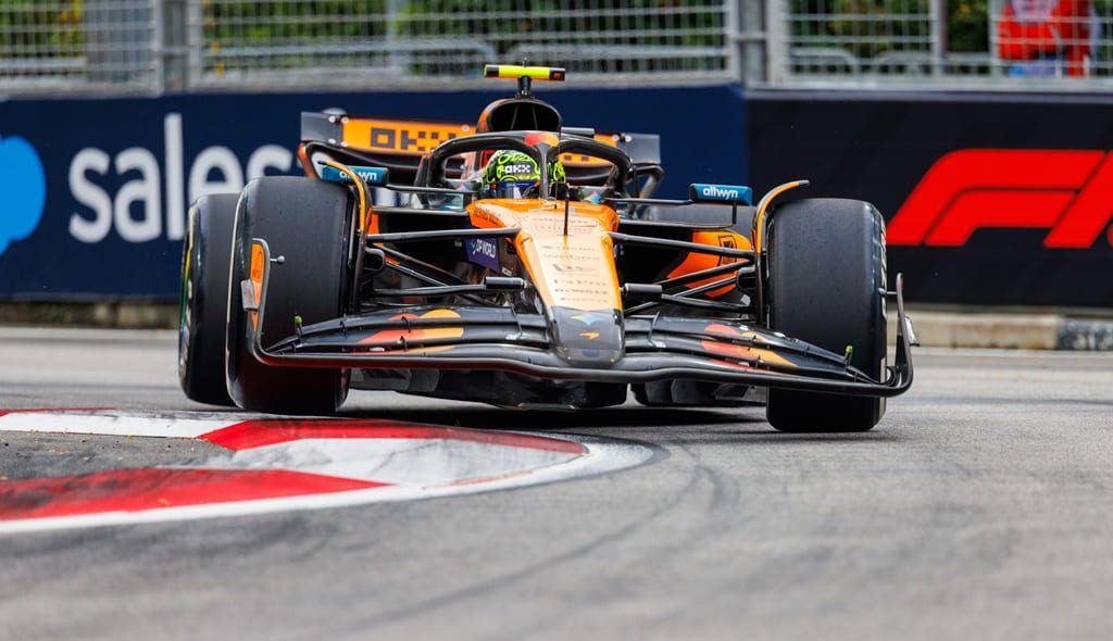 Lando Norris prenant un virage au volant de sa McLaren F1