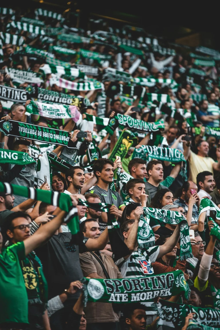 Supporters du Sporting CP à Lisbonne brandissant leurs écharpes vertes et blanches dans les tribunes.