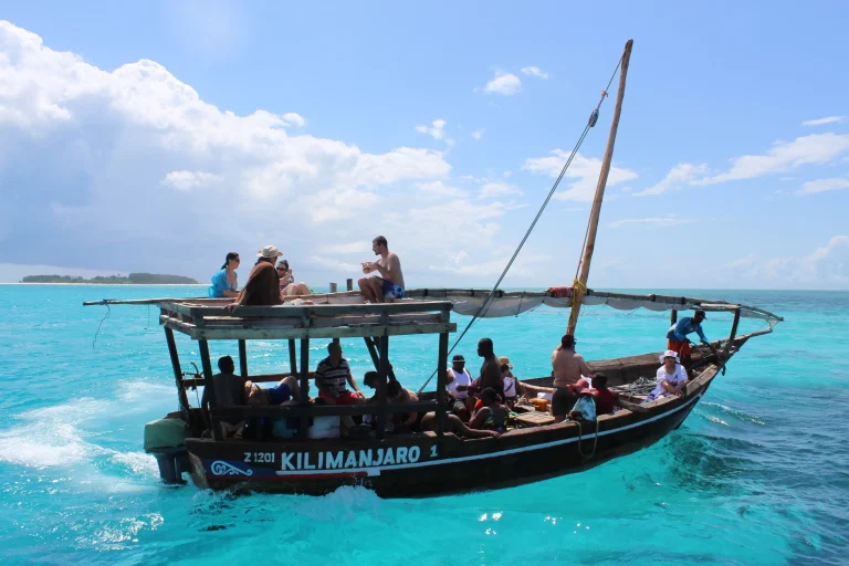 Bateau traditionnel transportant des voyageurs sur les eaux turquoise de Zanzibar lors d'une excursion dans l'océan Indien.