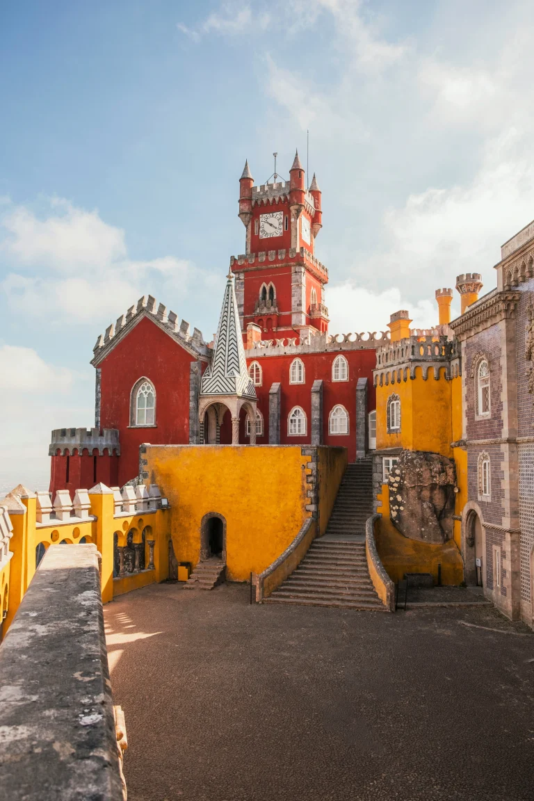 Palais national de Pena à Sintra, célèbre pour ses façades rouges et jaunes, ses tours et son architecture romantique
