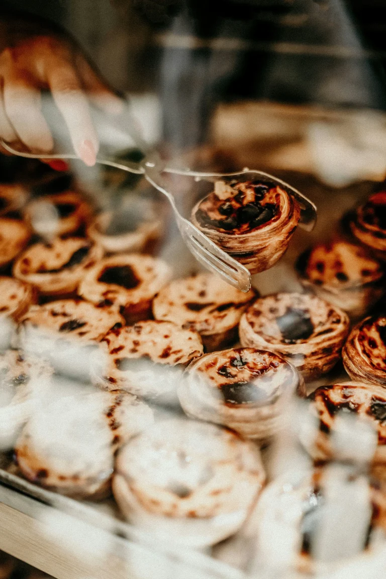 Pastéis de nata, pâtisseries traditionnelles portugaises à la crème, présentées dans la vitrine d’une boulangerie