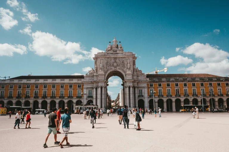 Vue de la Praça do Comércio à Lisbonne avec l’Arc de la Rua Augusta, son architecture historique et les visiteurs sur la place emblématique du Portugal.
