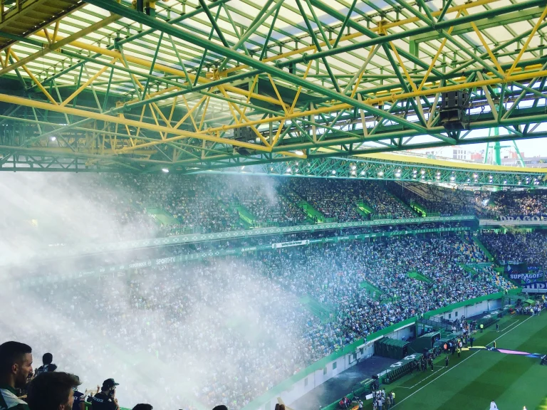 Vue des tribunes du stade José Alvalade à Lisbonne, enceinte du Sporting CP, lors d’un match de football.