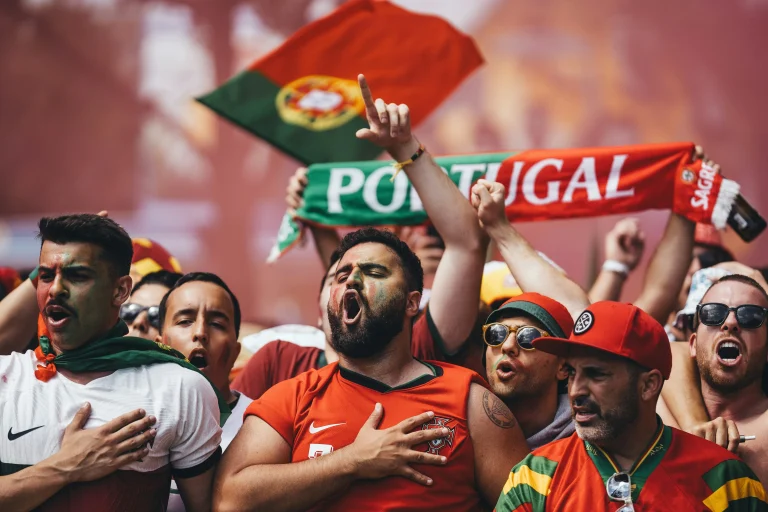 Supporters de l’équipe nationale du Portugal brandissant un drapeau et une écharpe aux couleurs portugaises