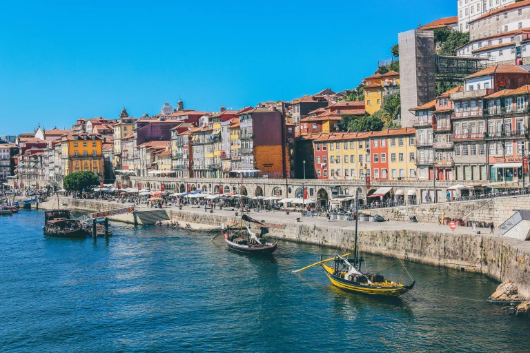 Vue panoramique du quartier de la Ribeira à Porto, avec ses façades colorées et ses bateaux traditionnels sur le Douro